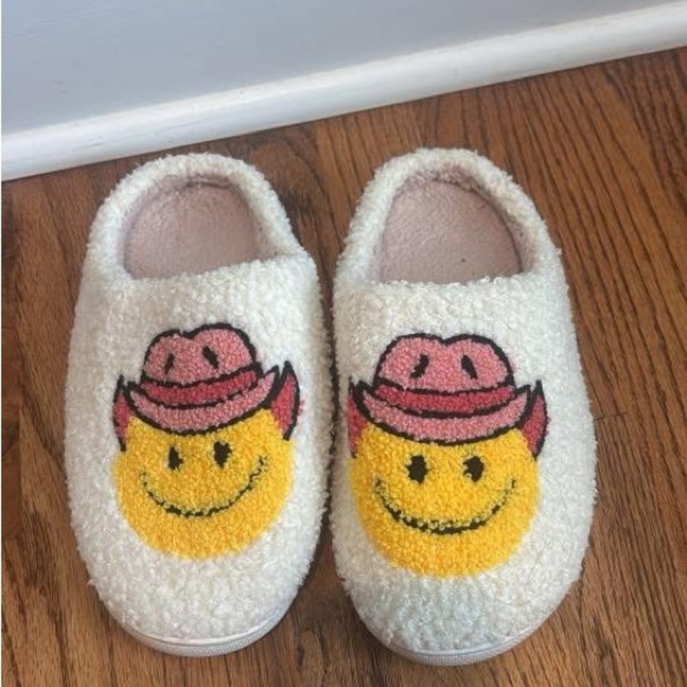 Smiley Face Slippers with Pink Cowboy Hat - size 6.5